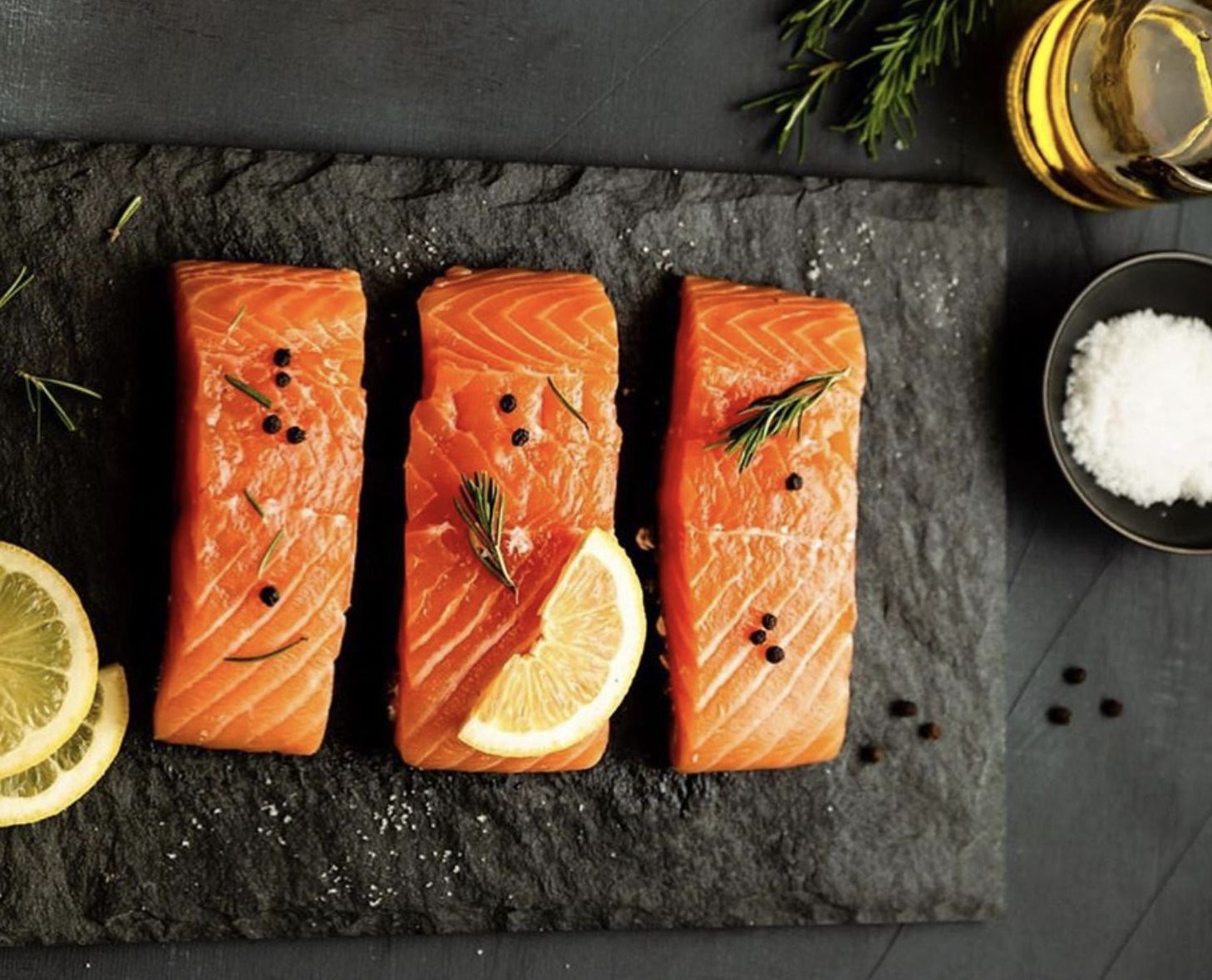 سلمون المزارع: سمٌّ أم غذاء؟ بين الحقيقة والتهويل...