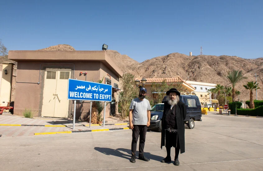 جولة سرّية داخل مصر بهويات مزيفة تثير تساؤلات أمنية وقانونية