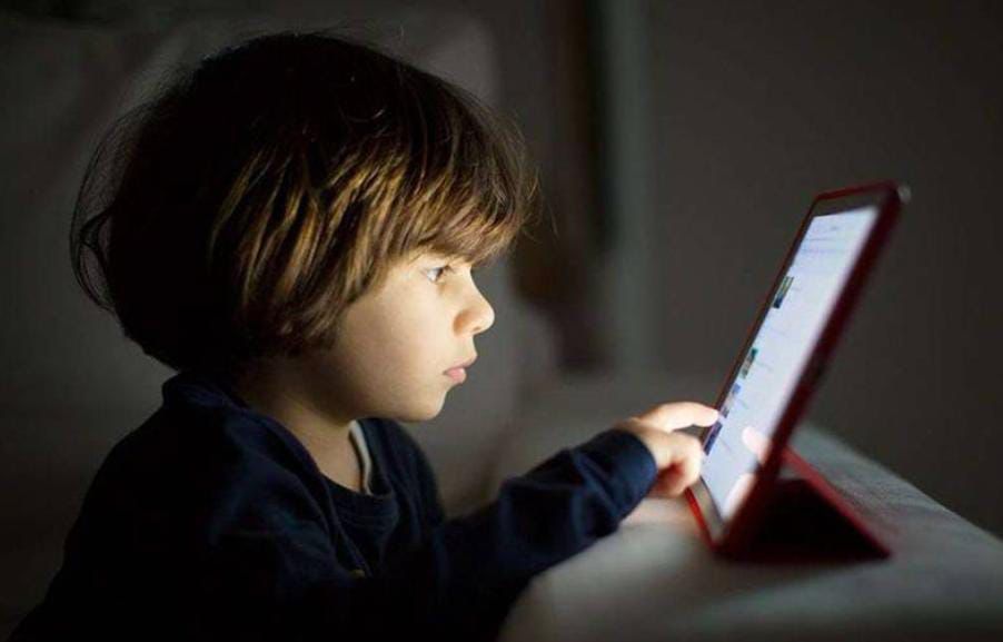 عالم رقمي يسرق الطفولة.. ويعيد تشكيل الأجيال